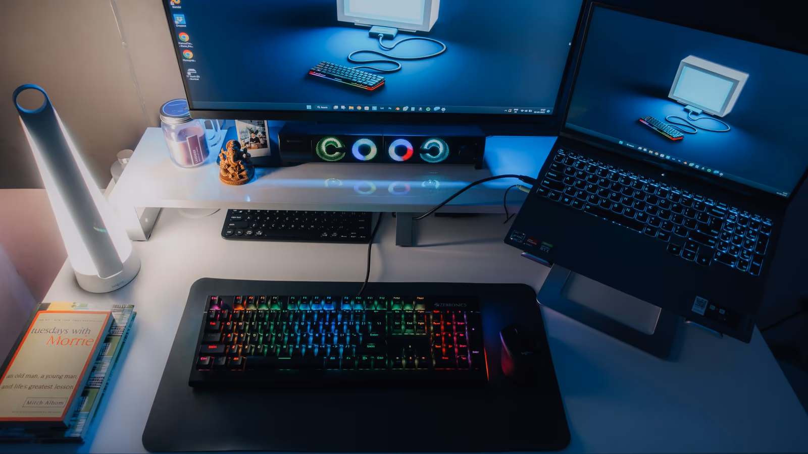 laptop gaming — hình 01 Góc laptop gaming nhiều màn hình giúp người dùng hình dung không gian chơi game và làm việc đa nhiệm — hình 01