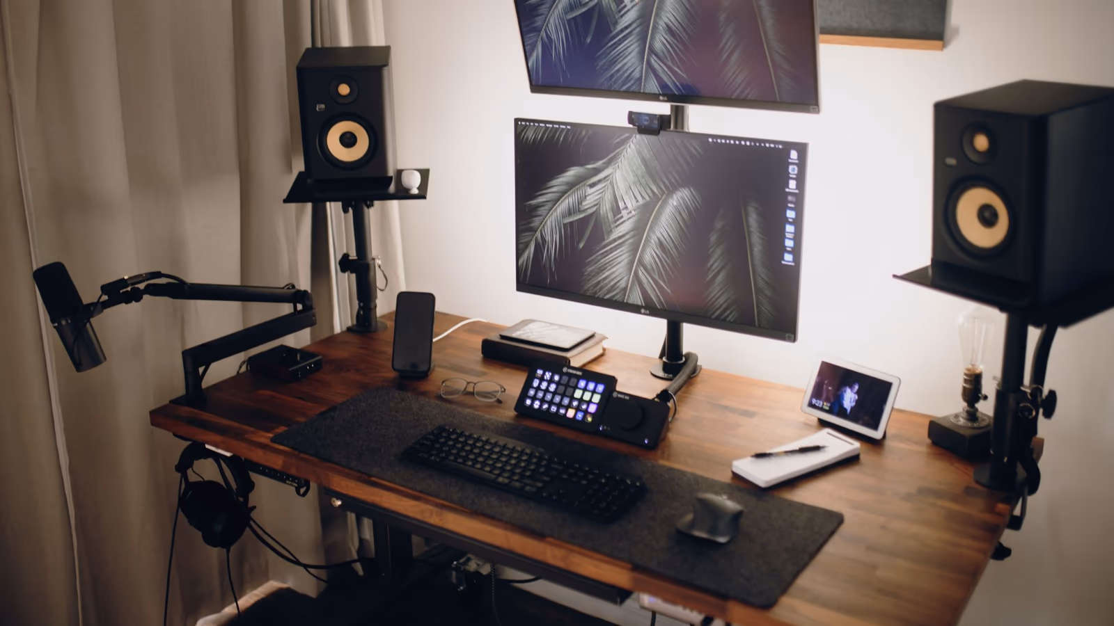 laptop gaming — hình 04 Không gian gaming tối giản giúp tập trung vào chất lượng hiển thị và khả năng kết nối phụ kiện — hình 04