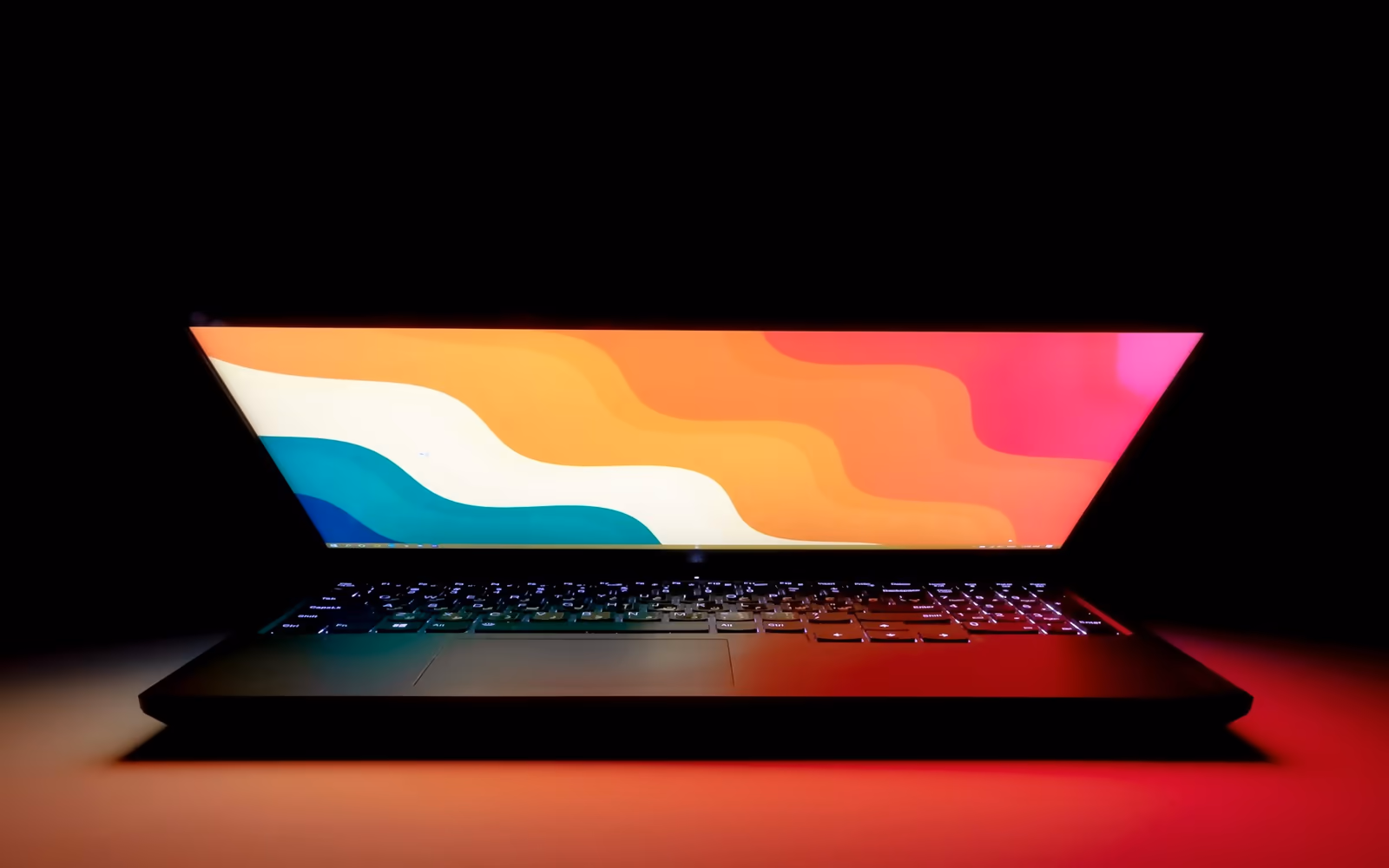 Laptop gaming đang chạy trò chơi trong quá trình đánh giá hiệu năng thực tế