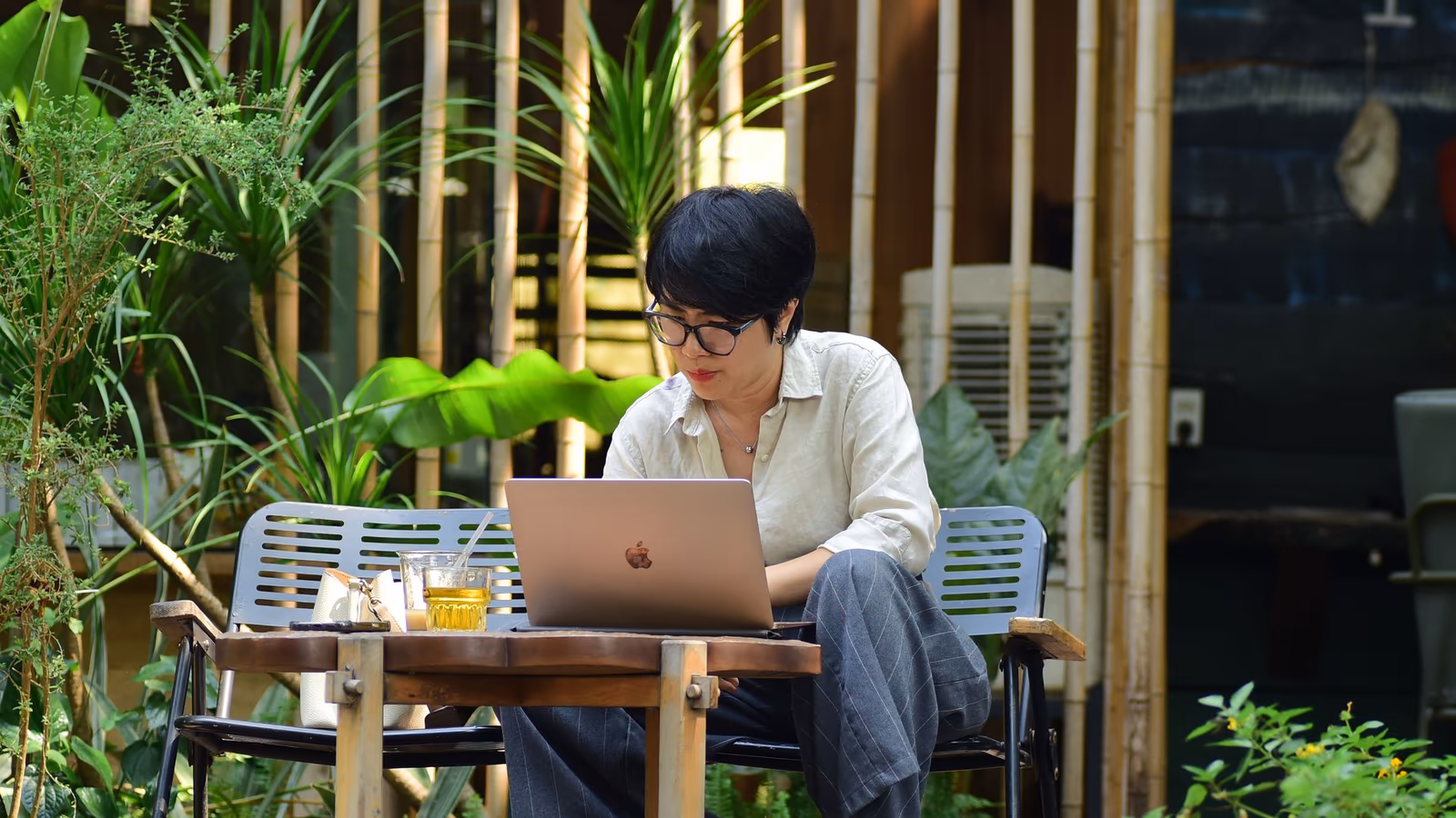 laptop mong nhe — hình 01 Laptop mỏng nhẹ phù hợp với người thường xuyên thay đổi không gian học tập và làm việc — hình 01
