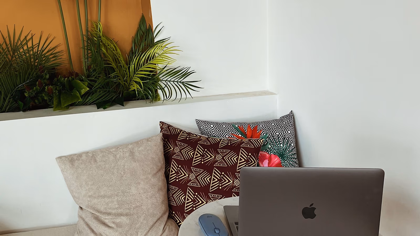 laptop mong nhe — hình 07 Laptop đặt trong không gian thư giãn cho thấy lợi thế sử dụng linh hoạt ở nhiều vị trí khác nhau — hình 07