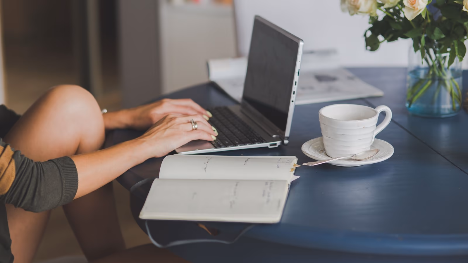 laptop mong nhe — hình 09 Góc làm việc nhỏ vẫn có thể bố trí hiệu quả khi laptop có kích thước gọn và ít phụ kiện — hình 09