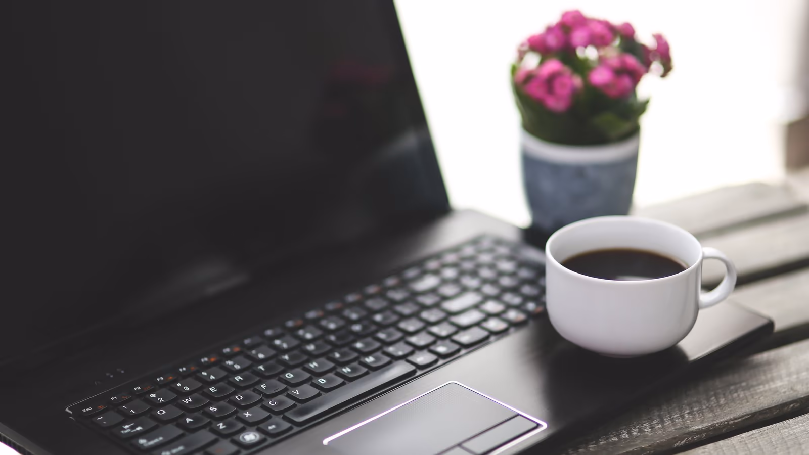 laptop mong nhe — hình 10 Thân máy mỏng giúp tiết kiệm diện tích balô nhưng vẫn cần đủ cổng kết nối cho nhu cầu hằng ngày — hình 10