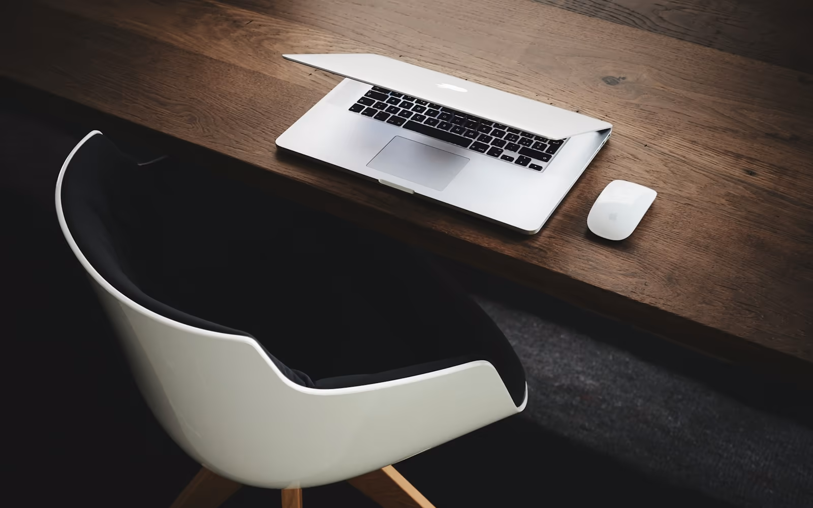 Laptop mỏng nhẹ trên bàn làm việc tối giản dành cho người thường xuyên di chuyển