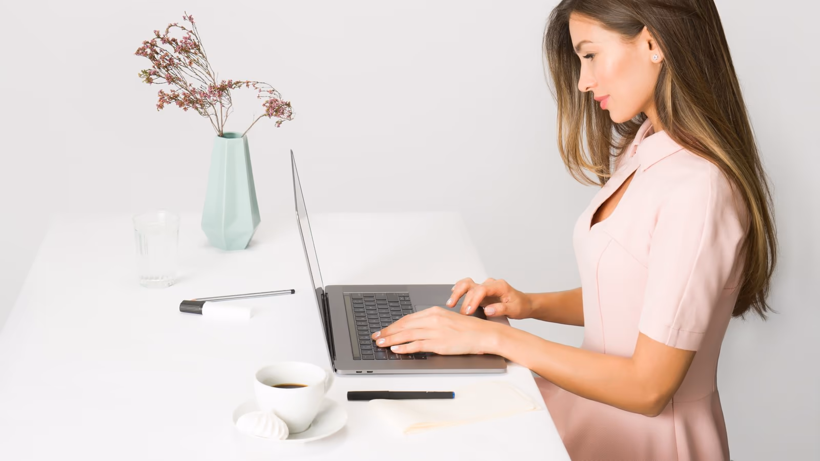laptop van phong — hình 09 Không gian sáng tạo cảm giác thoải mái cho các tác vụ nhập liệu, email và họp trực tuyến — hình 09