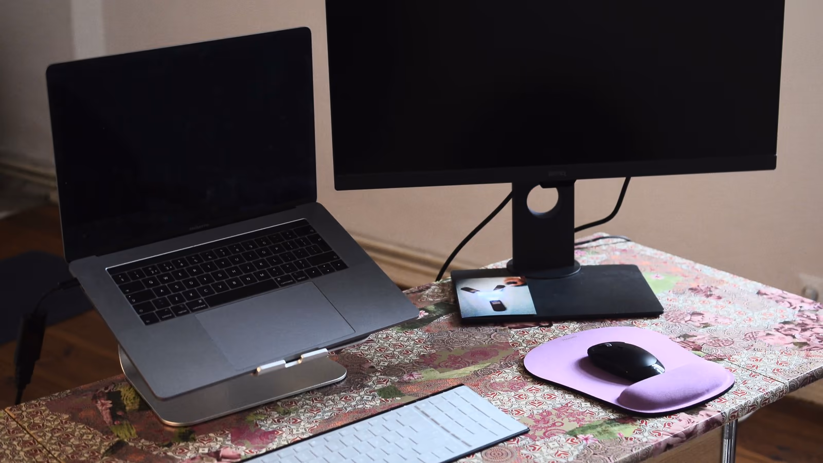 Góc tham khảo laptop 04 Laptop trong không gian làm việc thực tế — hình tư vấn 04 — góc nhìn 04