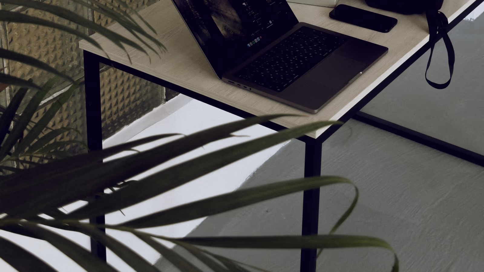 Góc tham khảo laptop 10 Laptop trong không gian làm việc thực tế — hình tư vấn 10 — góc nhìn 10