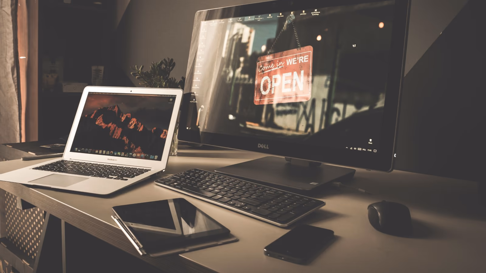 Góc tham khảo laptop 14 Laptop trong không gian làm việc thực tế — hình tư vấn 14 — góc nhìn 14