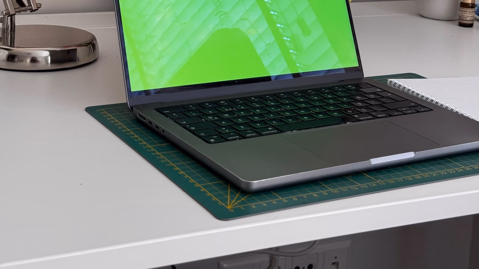 Góc tham khảo laptop 17 Laptop trong không gian làm việc thực tế — hình tư vấn 17 — góc nhìn 17