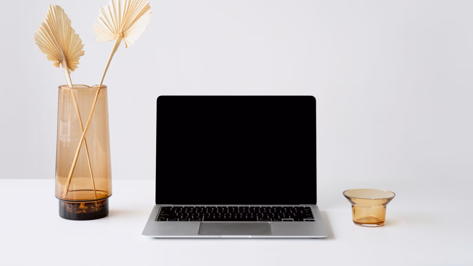 Góc tham khảo laptop 34 Laptop trong không gian làm việc thực tế — hình tư vấn 34 — góc nhìn 34