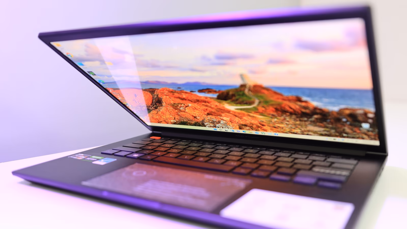 Góc tham khảo laptop 36 Laptop trong không gian làm việc thực tế — hình tư vấn 36 — góc nhìn 36