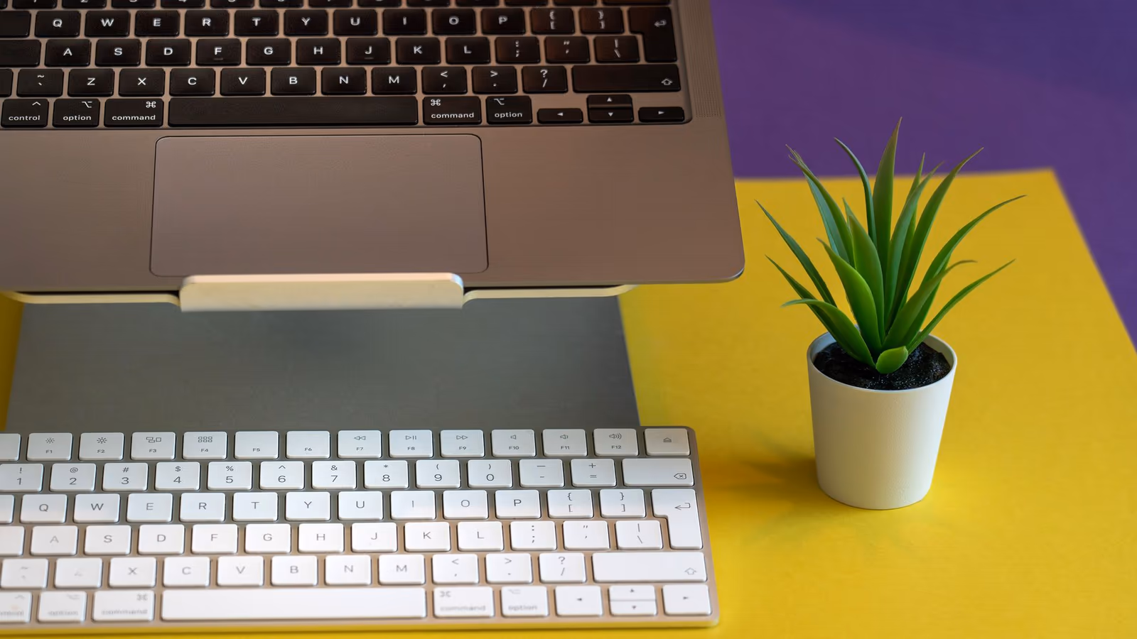 Góc tham khảo laptop 37 Laptop trong không gian làm việc thực tế — hình tư vấn 37 — góc nhìn 37