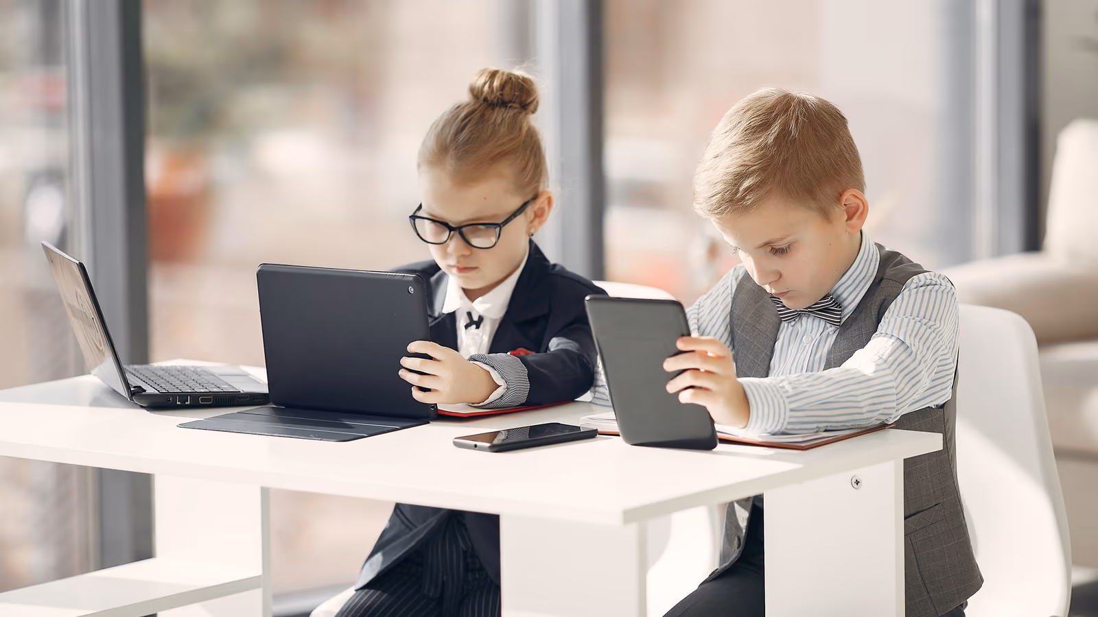 Góc tham khảo laptop 40 Laptop trong không gian làm việc thực tế — hình tư vấn 40 — góc nhìn 40