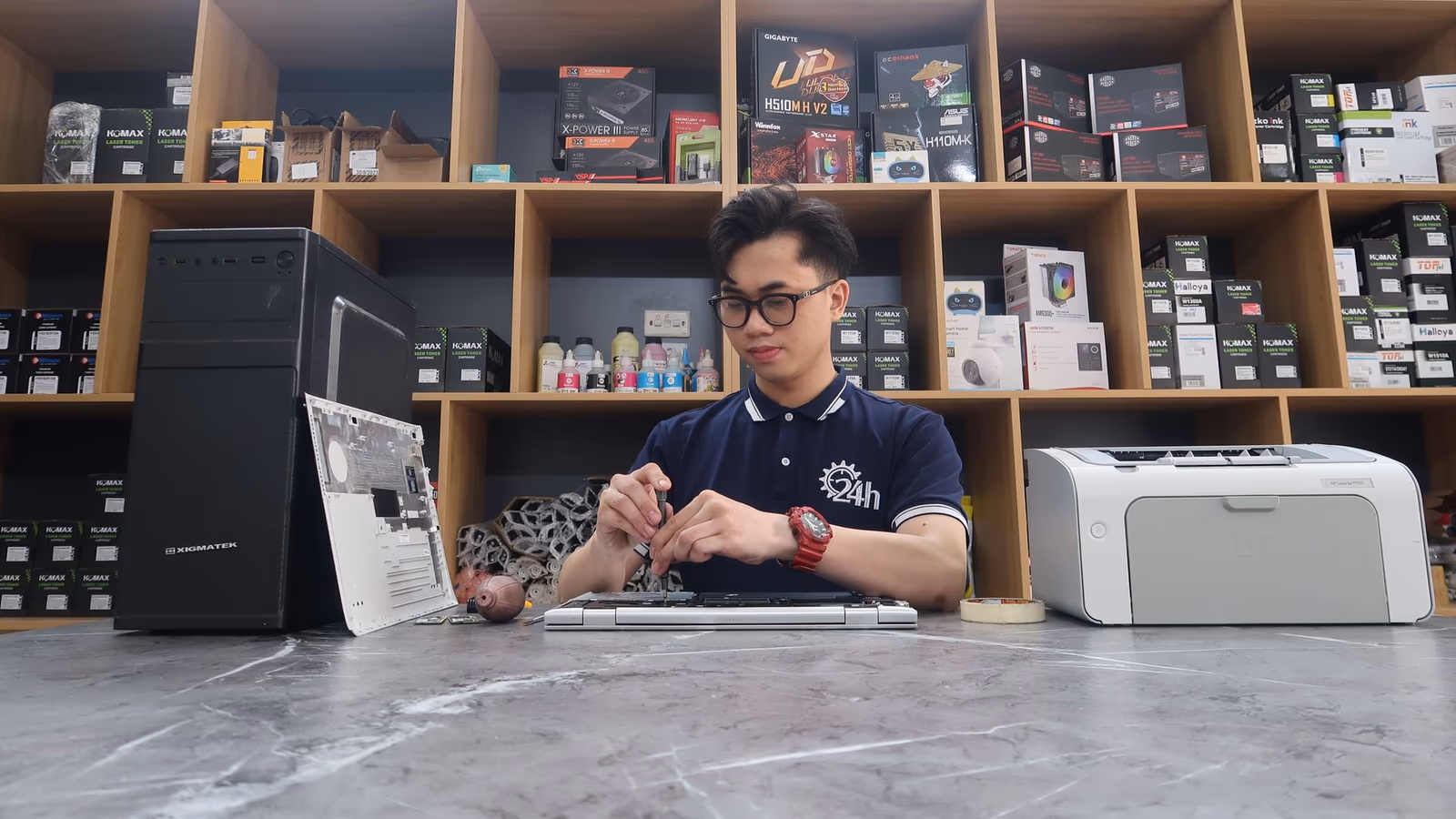 Góc tham khảo laptop 42 Laptop trong không gian làm việc thực tế — hình tư vấn 42 — góc nhìn 42