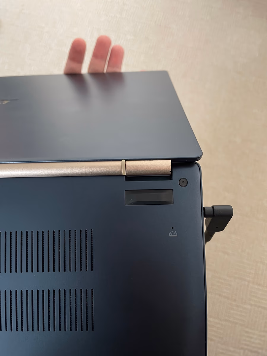 Acer Swift 5 — ảnh chi tiết 02 Acer Swift 5 — ảnh chi tiết 02