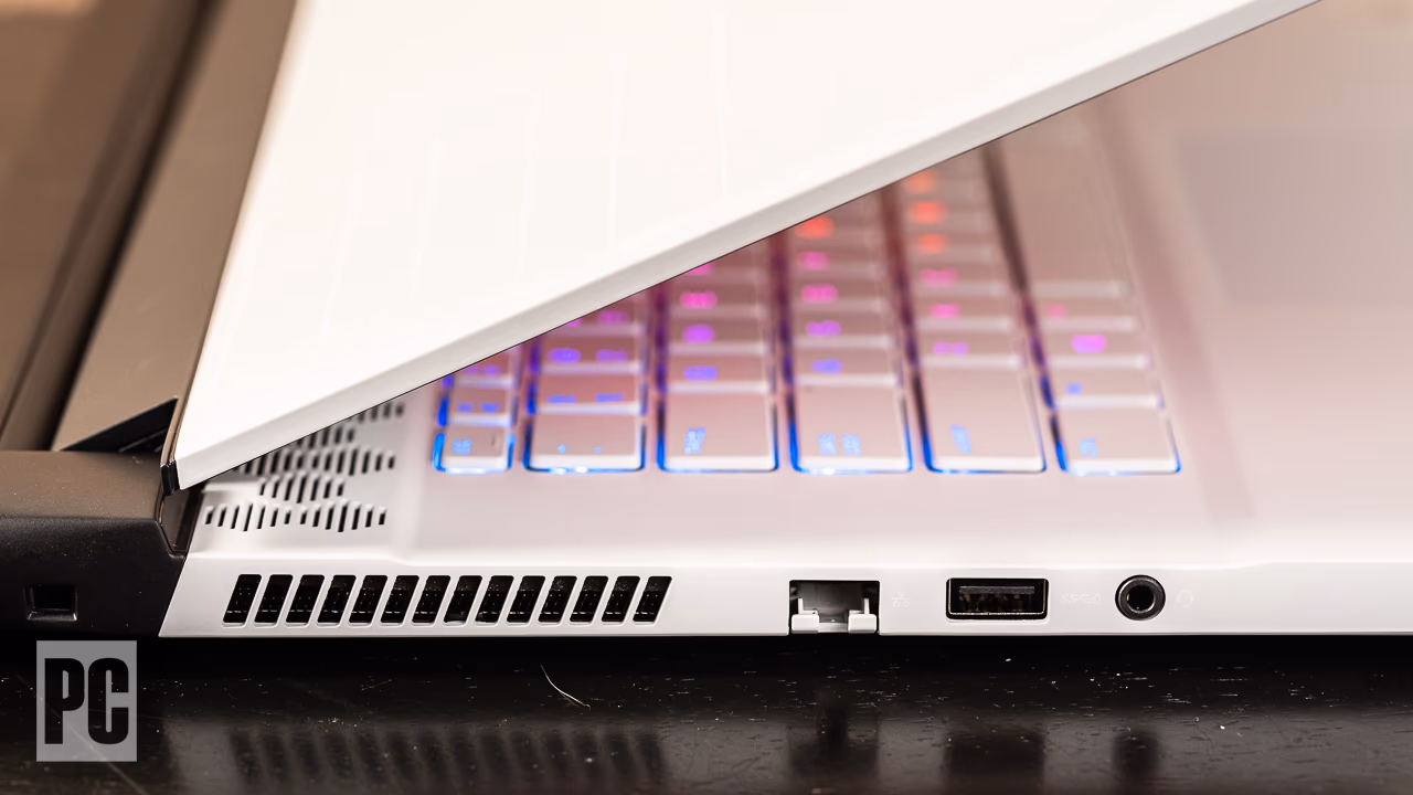 Alienware m15 R4 — ảnh chi tiết 03 Alienware m15 R4 — ảnh chi tiết 03