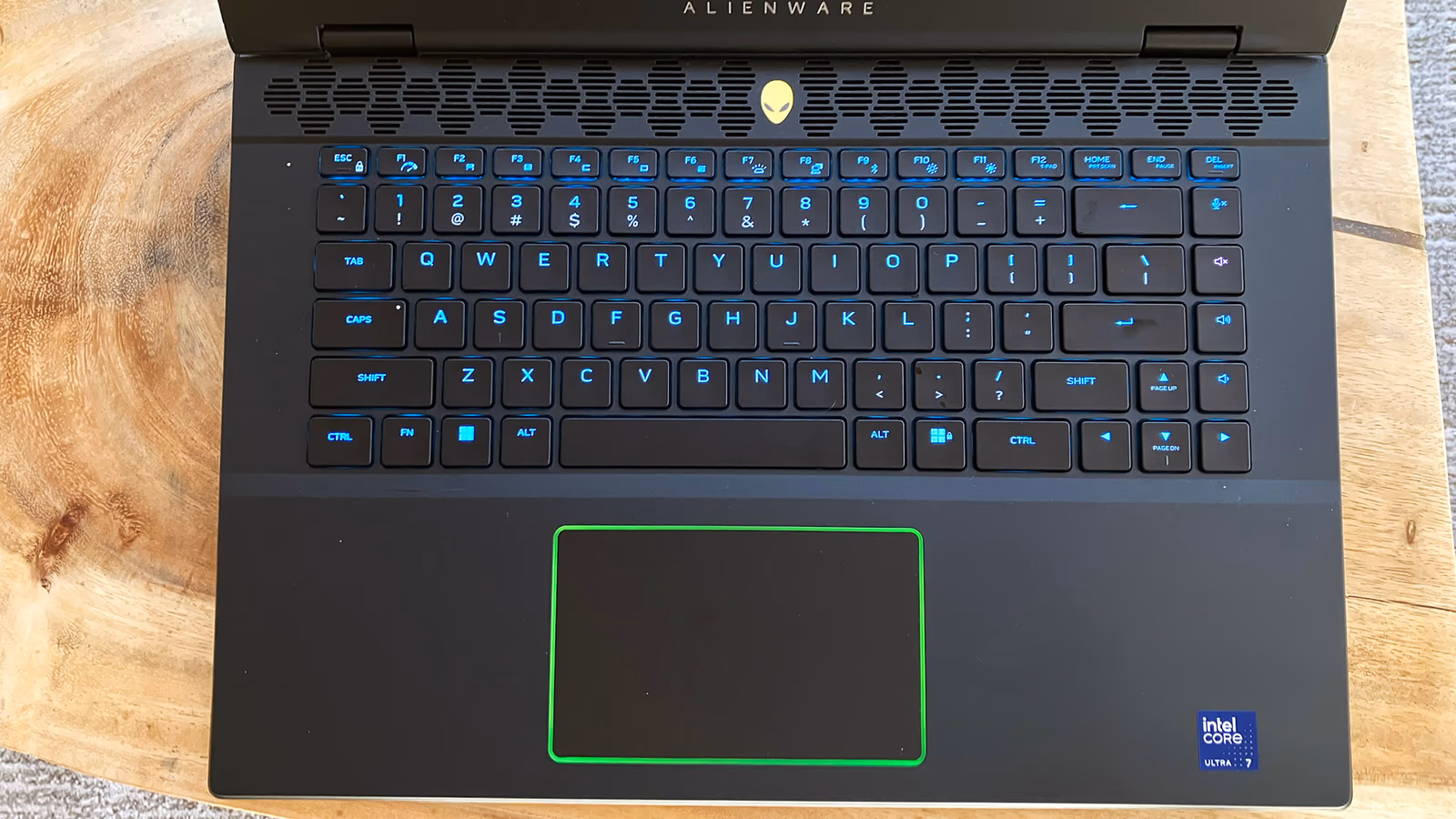 Alienware m16 R1 — ảnh chi tiết 02 Alienware m16 R1 — ảnh chi tiết 02