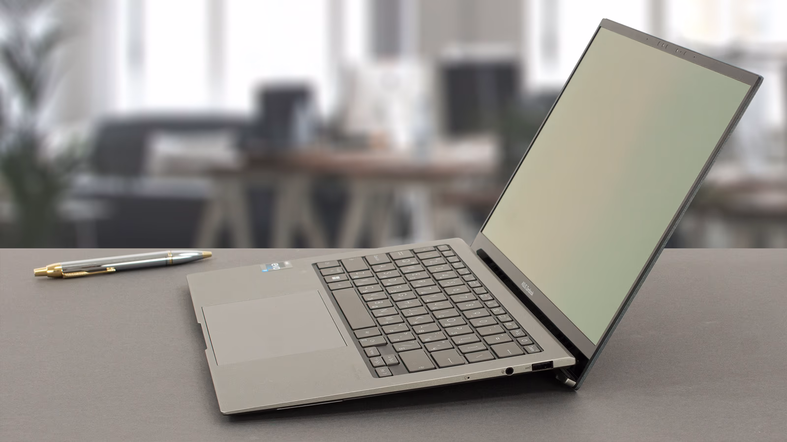 Asus ZenBook S 13 OLED UX5304 — ảnh chi tiết 01 Asus ZenBook S 13 OLED UX5304 — ảnh chi tiết 01