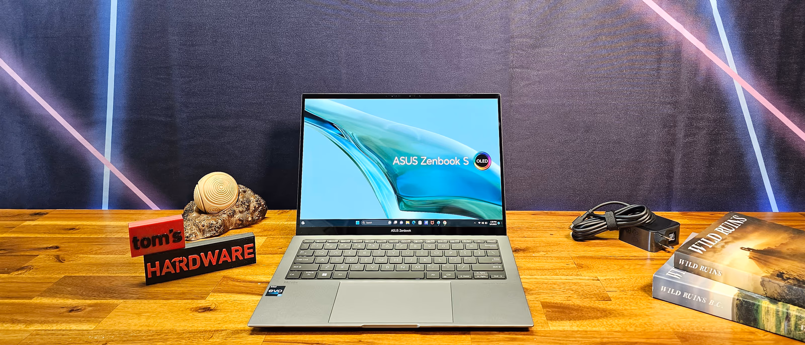 Asus ZenBook S 13 OLED UX5304 — ảnh chi tiết 02 Asus ZenBook S 13 OLED UX5304 — ảnh chi tiết 02