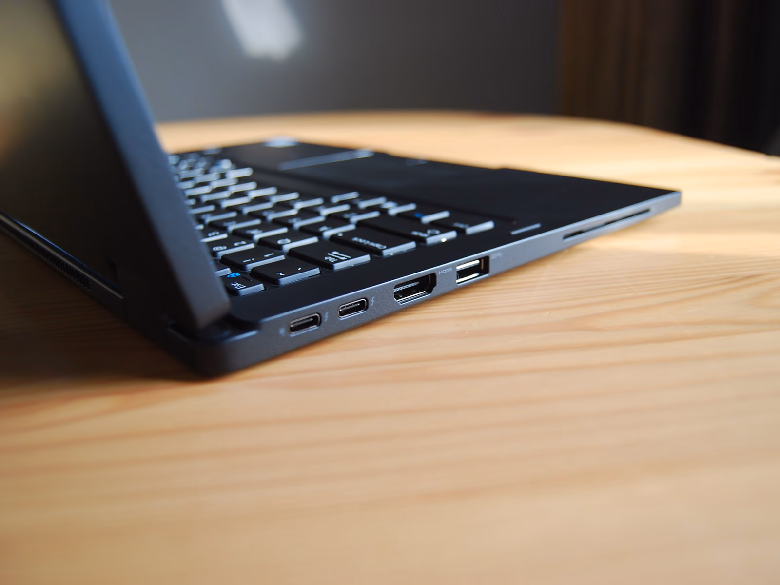 Dell Latitude 7390 — ảnh chi tiết 03