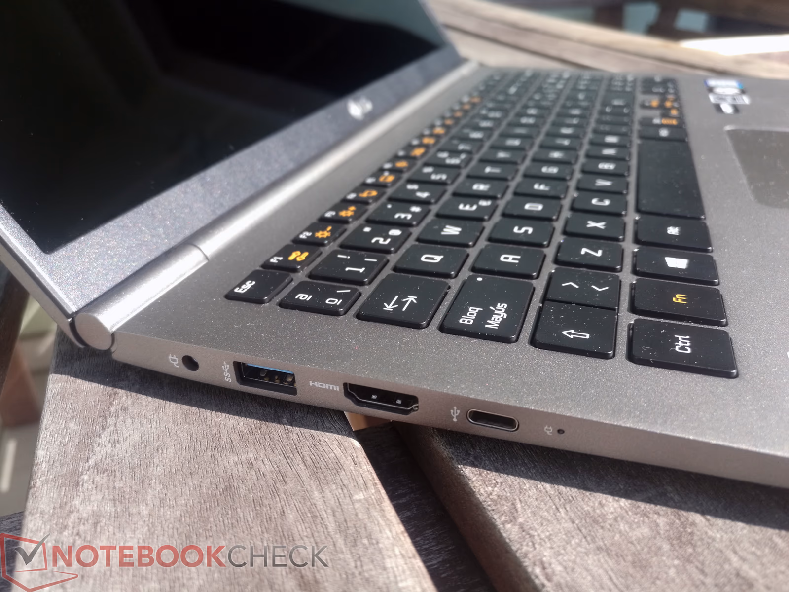 LG Gram 15 2018 — ảnh chi tiết 04