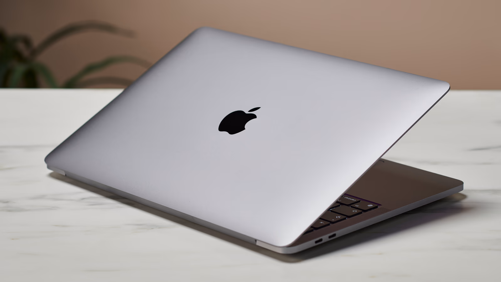 MacBook Pro 13 2022 M2 — ảnh chi tiết 01